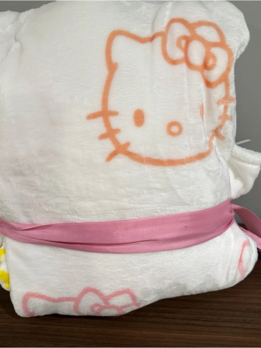 Hello Kitty White and Pink Hooded Plush Blanket - Picture 5 of 8